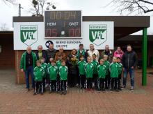 VfL-Jugend mit Sponsoren und Unterstützern sowie Präsidium vor den neuen Spielstandsanzeige im Jahnstadion