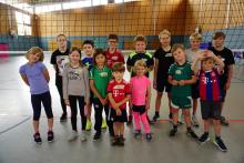 Die Kinder der Ferienaktion bei der Abteilung Volleyball