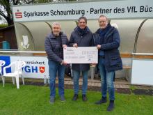Übergabe des Spendenschecks an Wolfgang Keusch(VfL) durch Lutz Gräber von der Landeskirche im Beisein von VfL-Präsident Martin Brandt