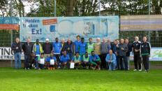 Gruppenfoto zum dreijährigen der Freizeitliga mit Spielern und Unterstützern