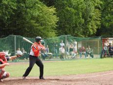 Hasan Ouzeir wie er gerade einen High Outside Pitch bekommt, diesen aber nicht schlägt, da er nicht in der Strike Zone und damit ein Ball ist