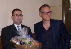 Martin Siegmann(li) erhält einen Präsentkorb für seine Verdienste als Vizepräsident Finanzen von Präsident Martin Brandt