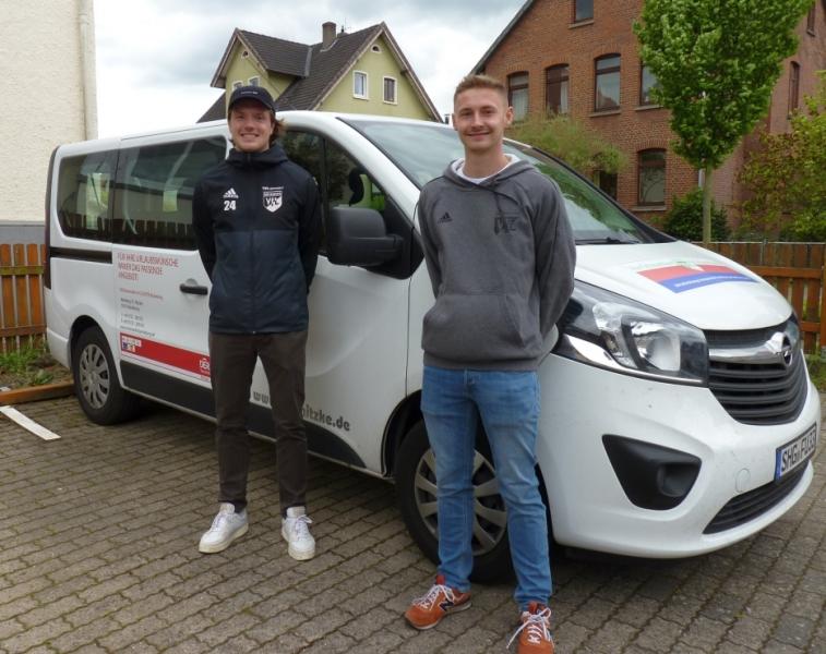 Die VfL-Auslieferungsfahrer (Jakob Kühn u. Nico Landfester) mit dem neuen Vereinsbulli kurz vor  Abfahrt bei der Bückeburger Tafell